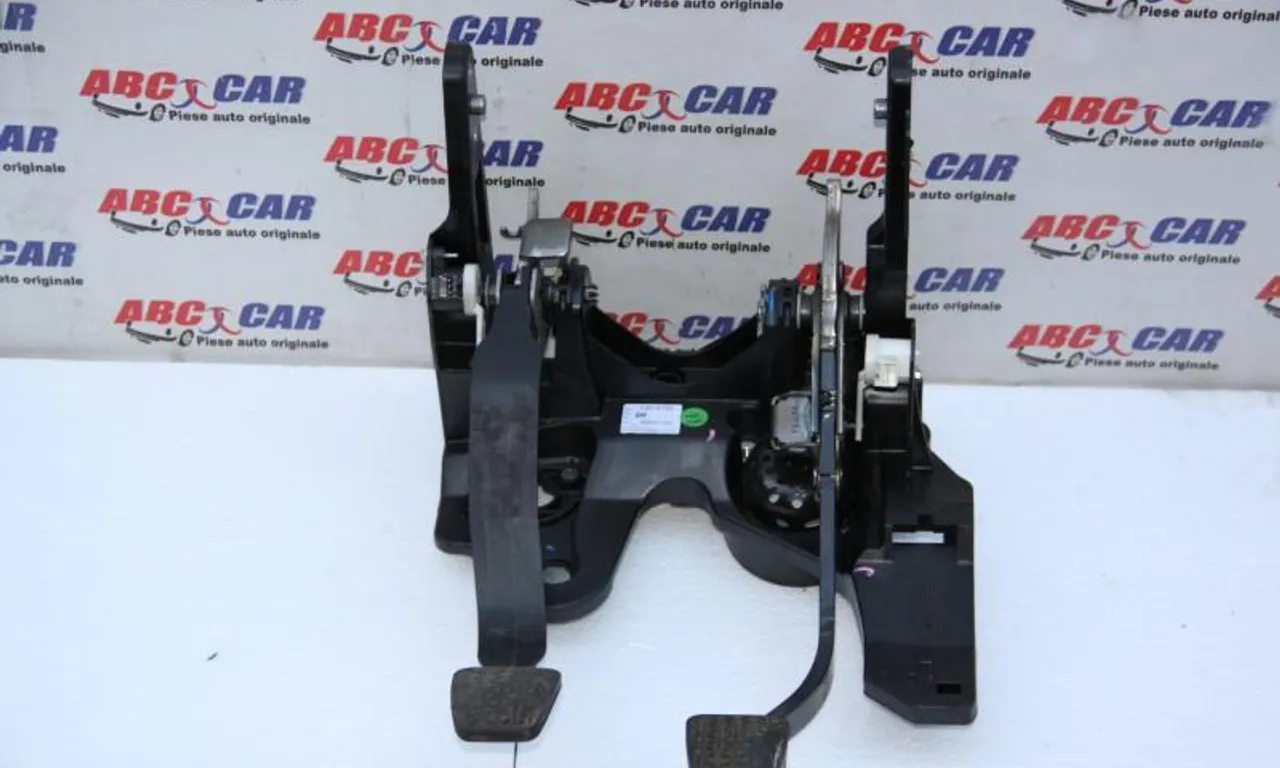 Ansamblu pedale (frana si ambreiaj) + suport OPEL ZAFIRA TOURER C 2011-null