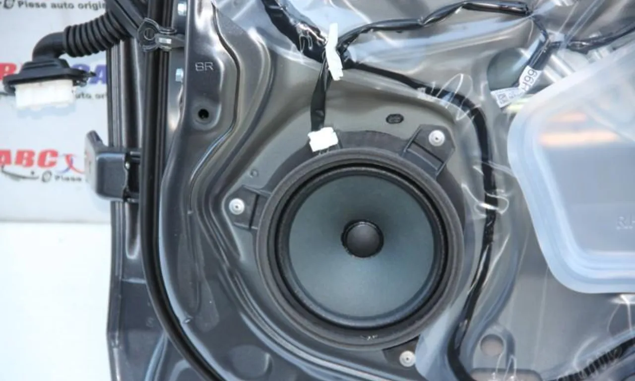 Boxa usa dreapta spate TOYOTA YARIS 2013-null