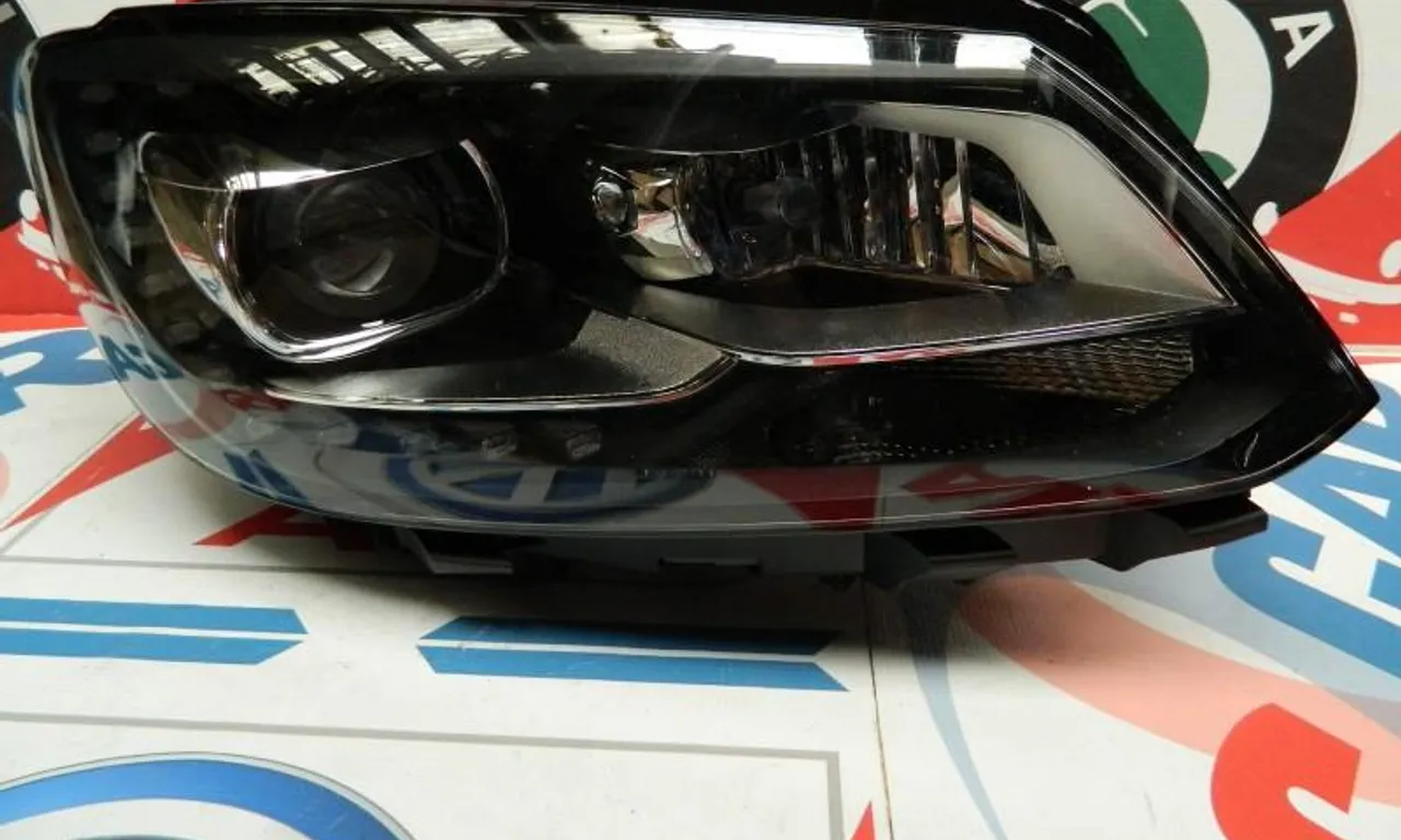 Far dreapta cu xenon VOLKSWAGEN CADDY IV 2015-2020