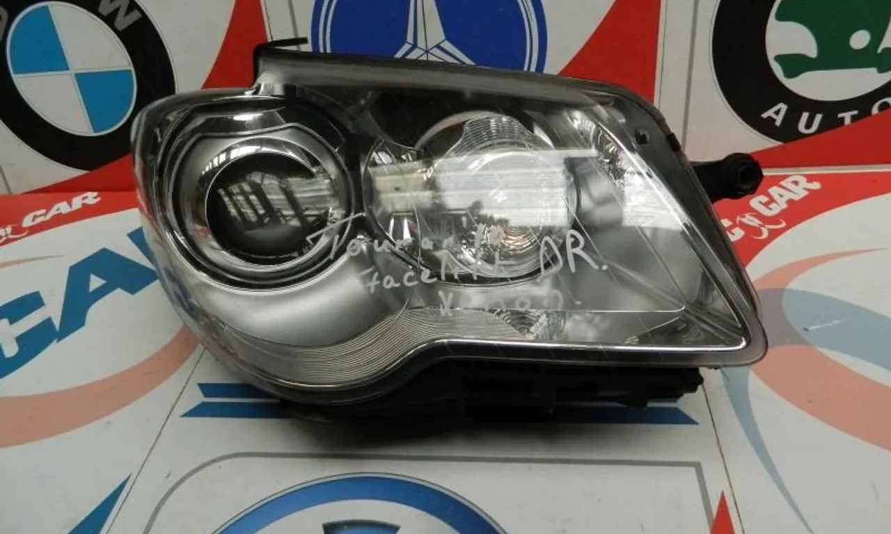 Far dreapta cu xenon VOLKSWAGEN TOURAN VAN 2010-2015