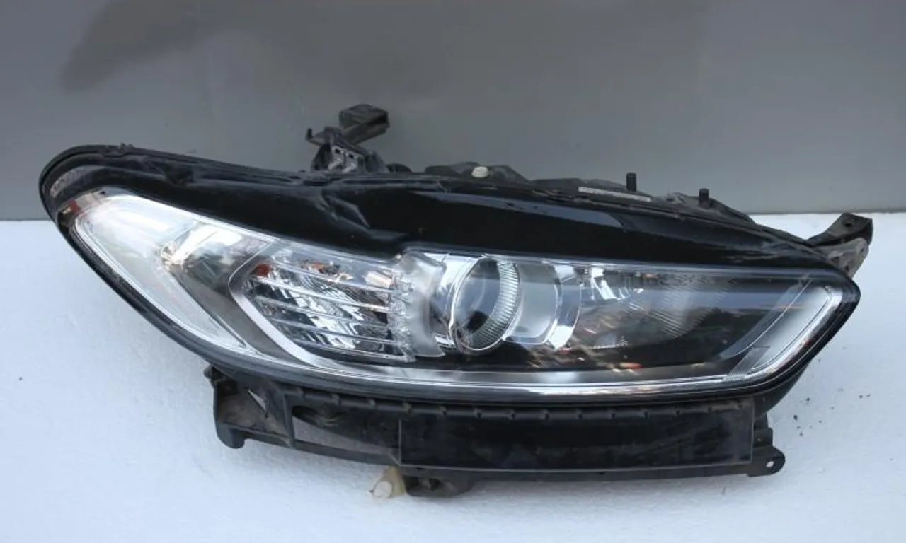 Far dreapta FORD MONDEO V 2014-null