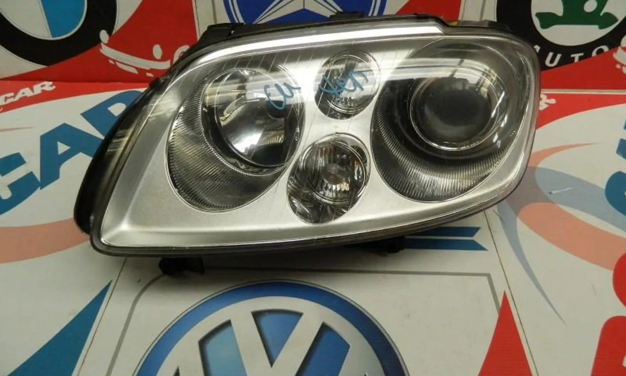 Far stanga cu xenon VOLKSWAGEN CADDY III 2004-2016
