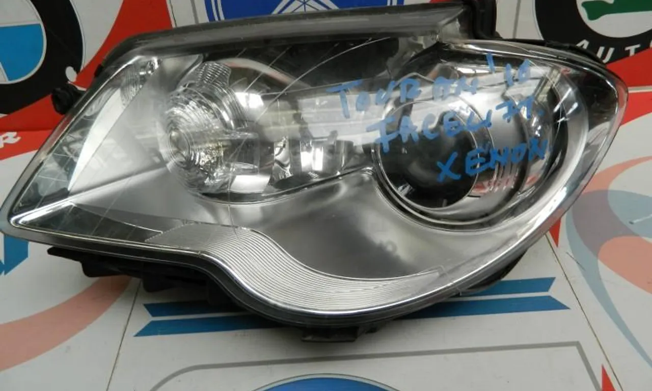 Far stanga cu Xenon VOLKSWAGEN TOURAN VAN 2010-2015