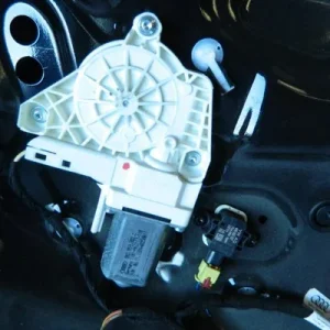 Motoras macara usa dreapta fata
