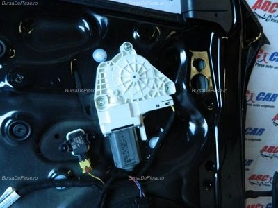 Motoras macara usa stanga fata