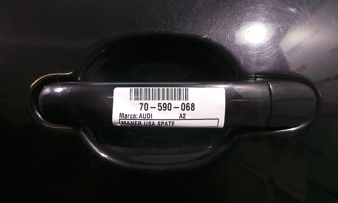 MANER USA SPATE STANGA AUDI A2 2000-2005