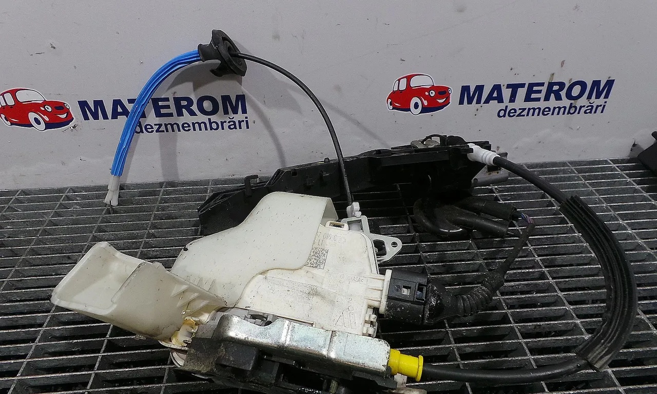 INCUIETOARE USA FATA DREAPTA AUDI A4 B8 2007-2017