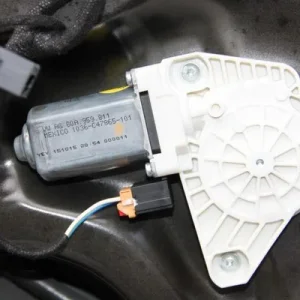 Motoras macara usa dreapta spate