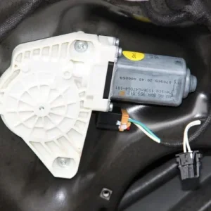 Motoras macara usa stanga spate