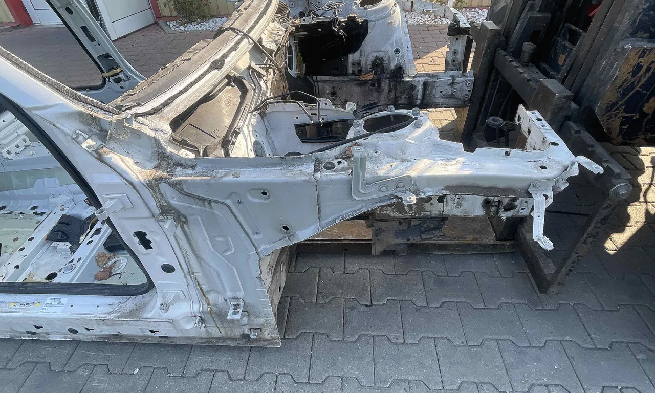 LONJERON DREAPTA BMW 1 2011-2019