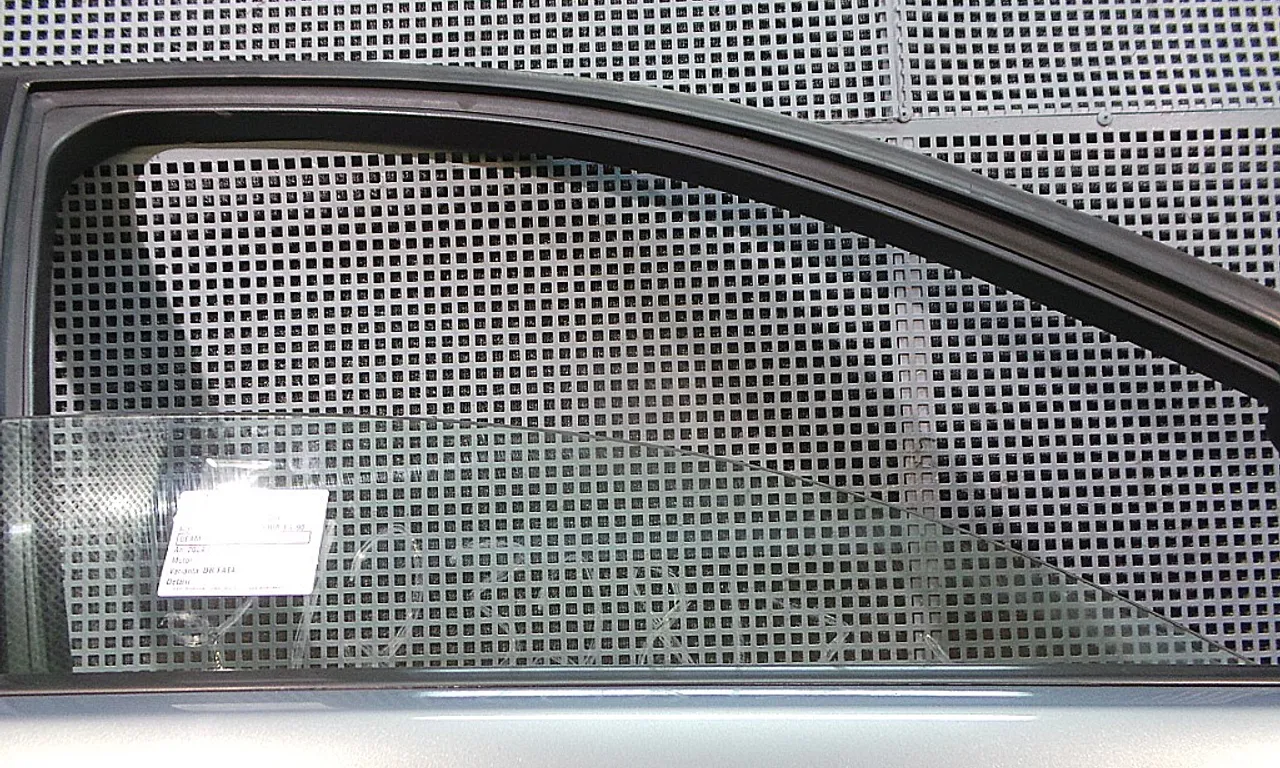 GEAM FATA DREAPTA BMW 3 2004-2012