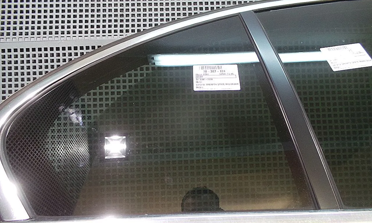 GEAM SPATE MIC DREAPTA BMW 7 2001-2009