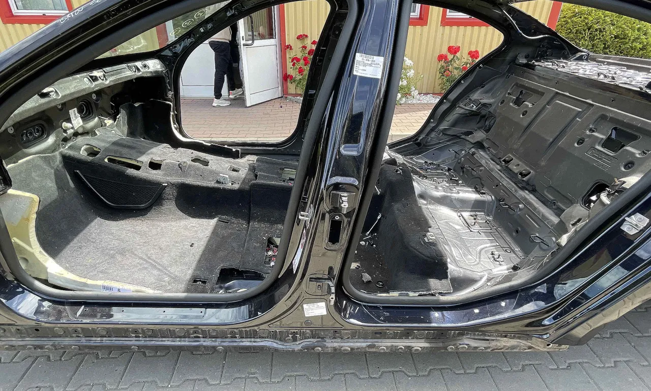 STALP MIJLOC STANGA BMW 7 2008-2015