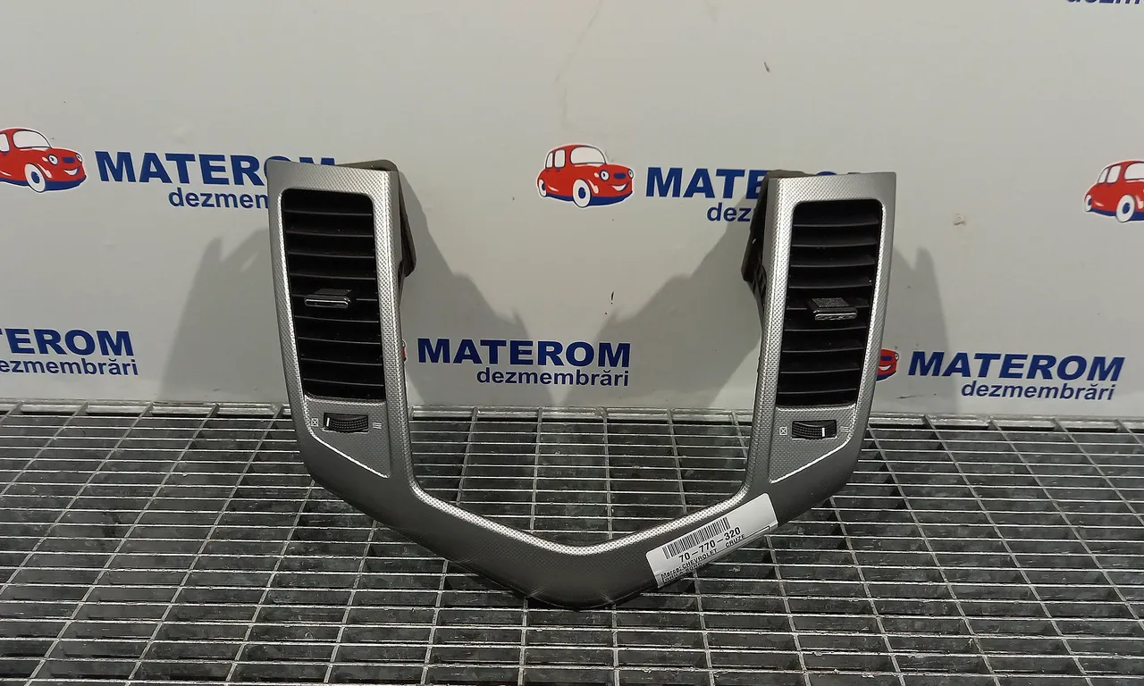 GRILA BORD CHEVROLET CRUZE 2009-2013