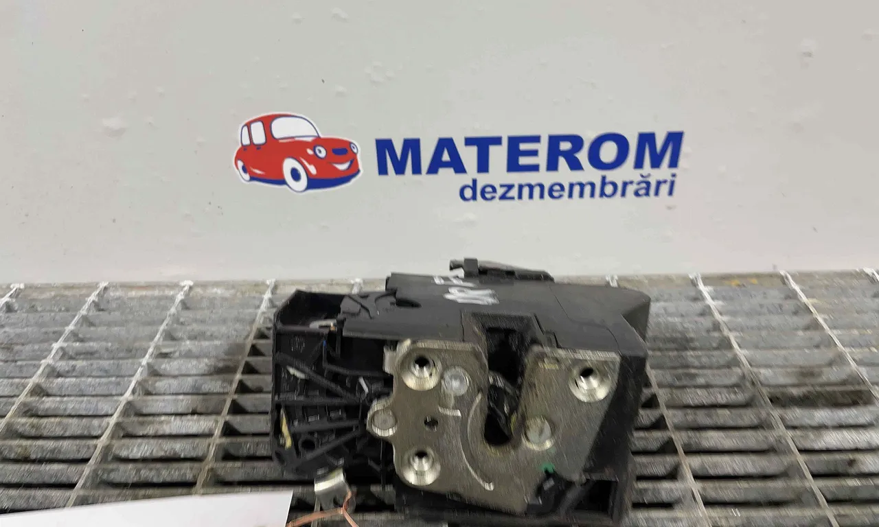 INCUIETOARE USA FATA DREAPTA DACIA LOGAN II 2012-2016