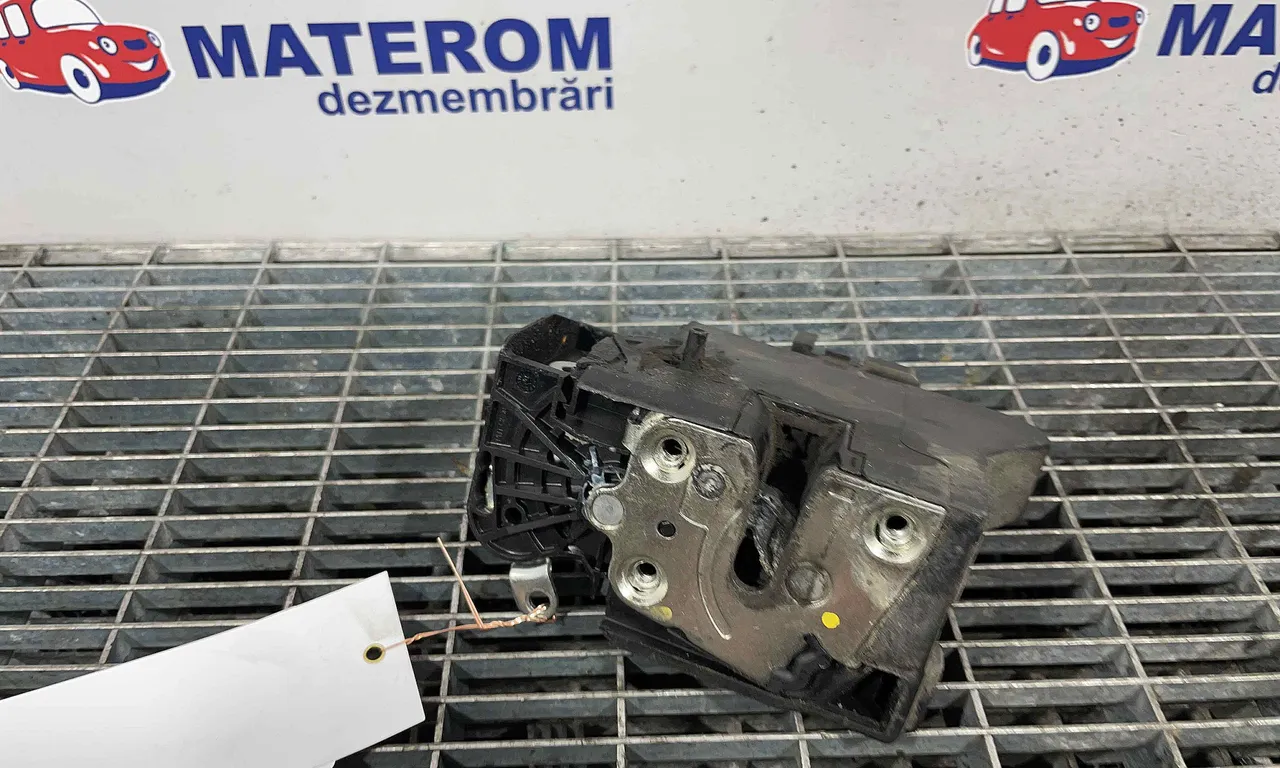 INCUIETOARE USA SPATE DREAPTA DACIA LOGAN II 2012-2016