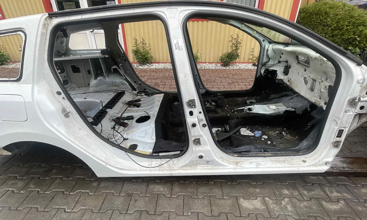 STALP MIJLOC DREAPTA DACIA LOGAN II 2012-2016