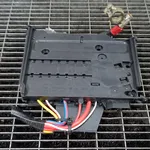 TABLOU SIGURANTE ACUMULATOR FORD FOCUS III 1.0 EcoBoost 2010-2020 oe-AV6T14A067BB, vedere laterala