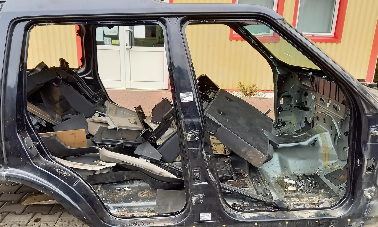 STALP MIJLOC DREAPTA LAND ROVER DISCOVERY III 2004-2009