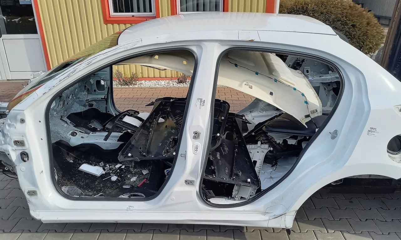 STALP MIJLOC STANGA MAZDA 2 2014-2019