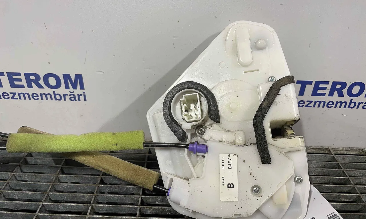 INCUIETOARE USA FATA DREAPTA MAZDA 3 2013-2019