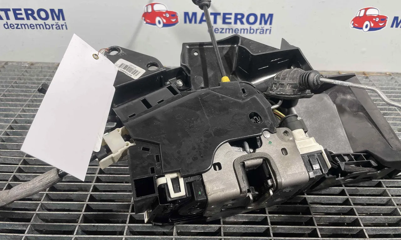 INCUIETOARE USA FATA DREAPTA MERCEDES C-CLASS 2007-2014