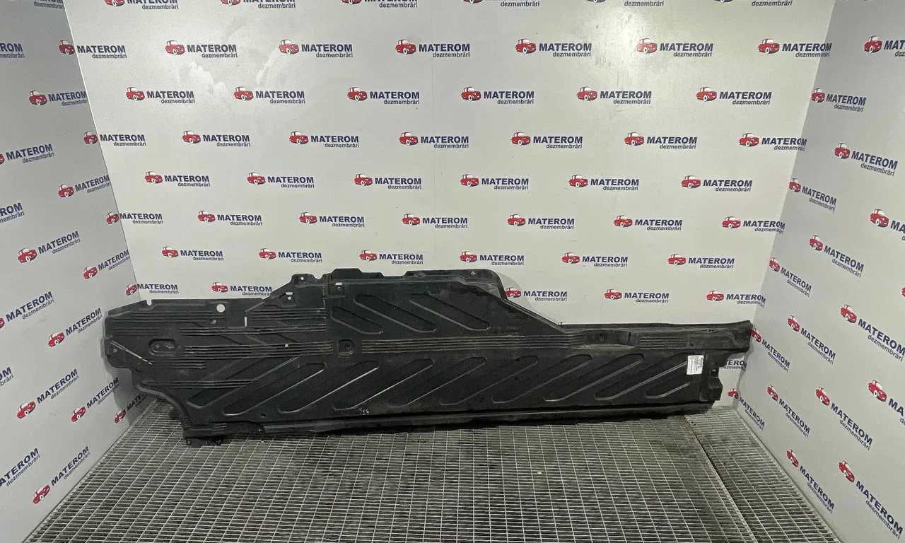 SCUT SUB MASINA MERCEDES C-CLASS 2014-2023