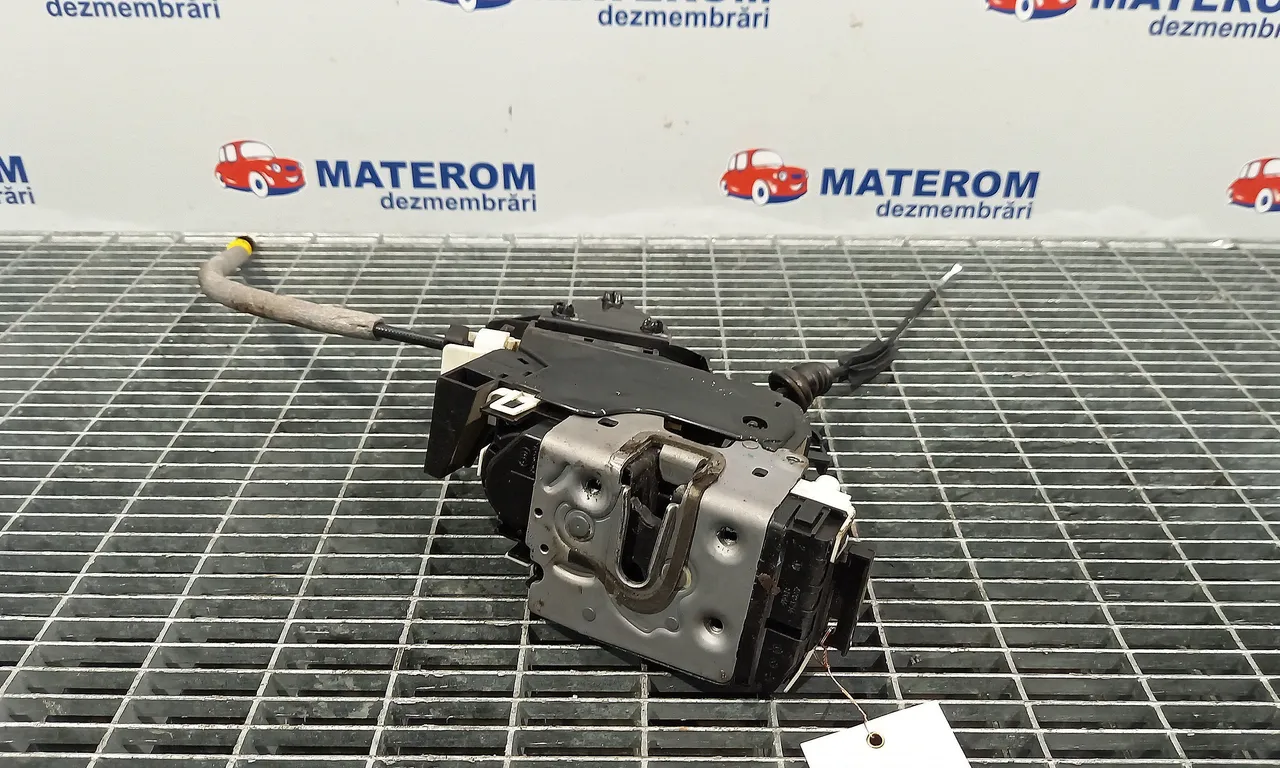 INCUIETOARE USA FATA DREAPTA MERCEDES C-CLASS 2007-2015