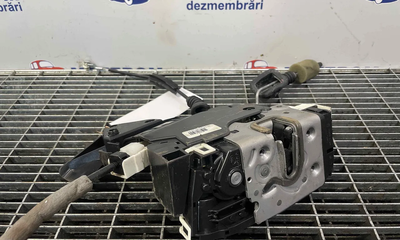 INCUIETOARE USA FATA DREAPTA MERCEDES C-CLASS 2007-2015