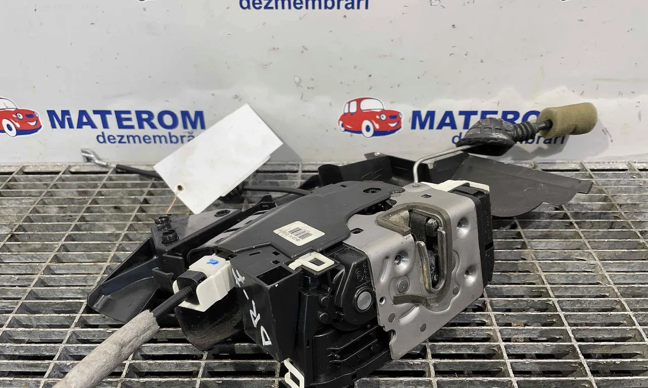 INCUIETOARE USA FATA DREAPTA MERCEDES C-CLASS 2007-2015