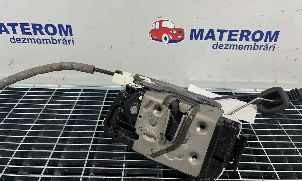 INCUIETOARE USA FATA DREAPTA MERCEDES C-CLASS 2007-2015