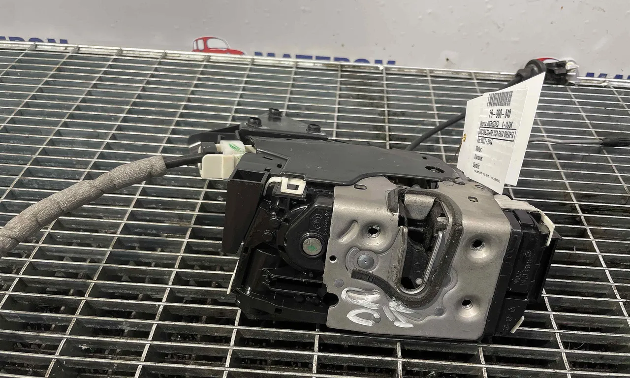 INCUIETOARE USA FATA DREAPTA MERCEDES C-CLASS 2007-2015