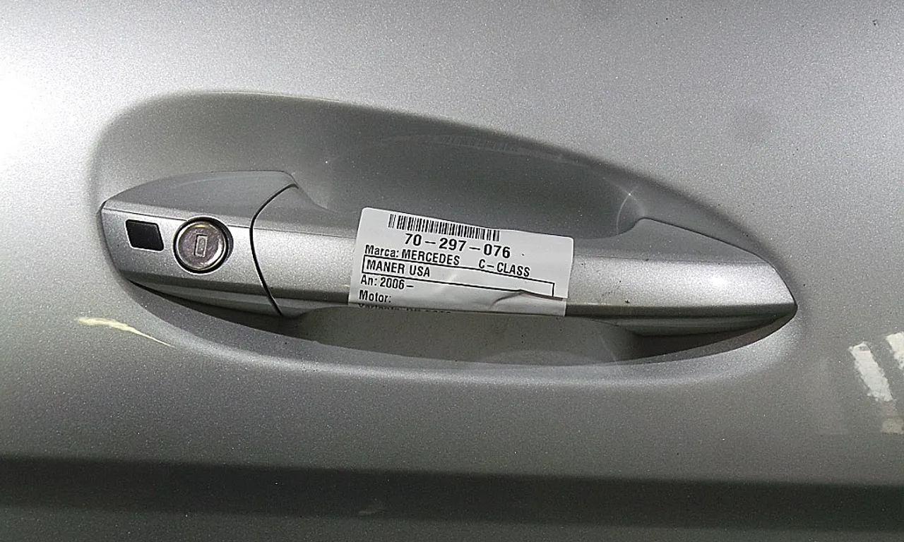 MANER USA FATA DREAPTA MERCEDES C-CLASS 2007-2015