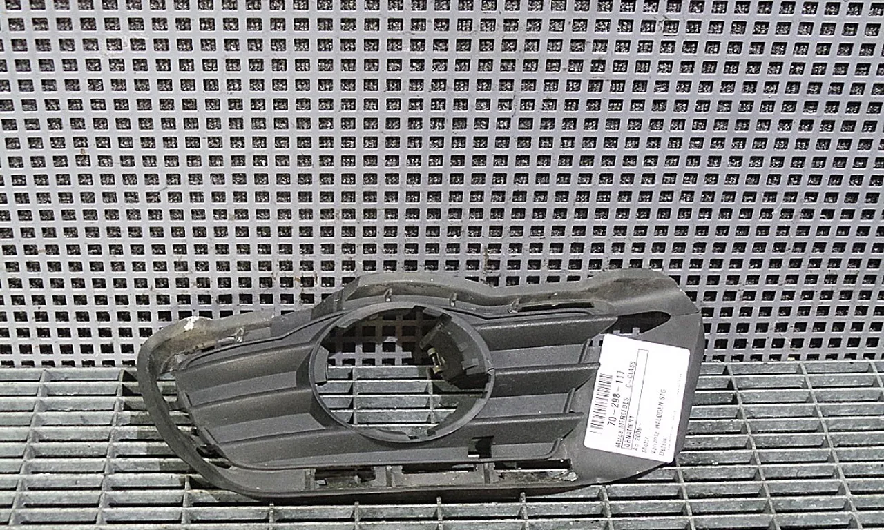 ORNAMENT HALOGEN MERCEDES C-CLASS 2007-2015
