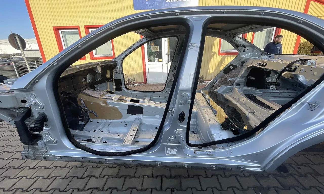 STALP MIJLOC STANGA MERCEDES C-CLASS 2007-2015