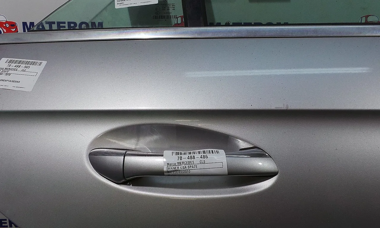 MANER USA SPATE DREAPTA MERCEDES CLS 2004-2011