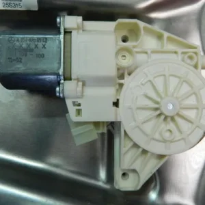 Motoras macara usa stanga spate