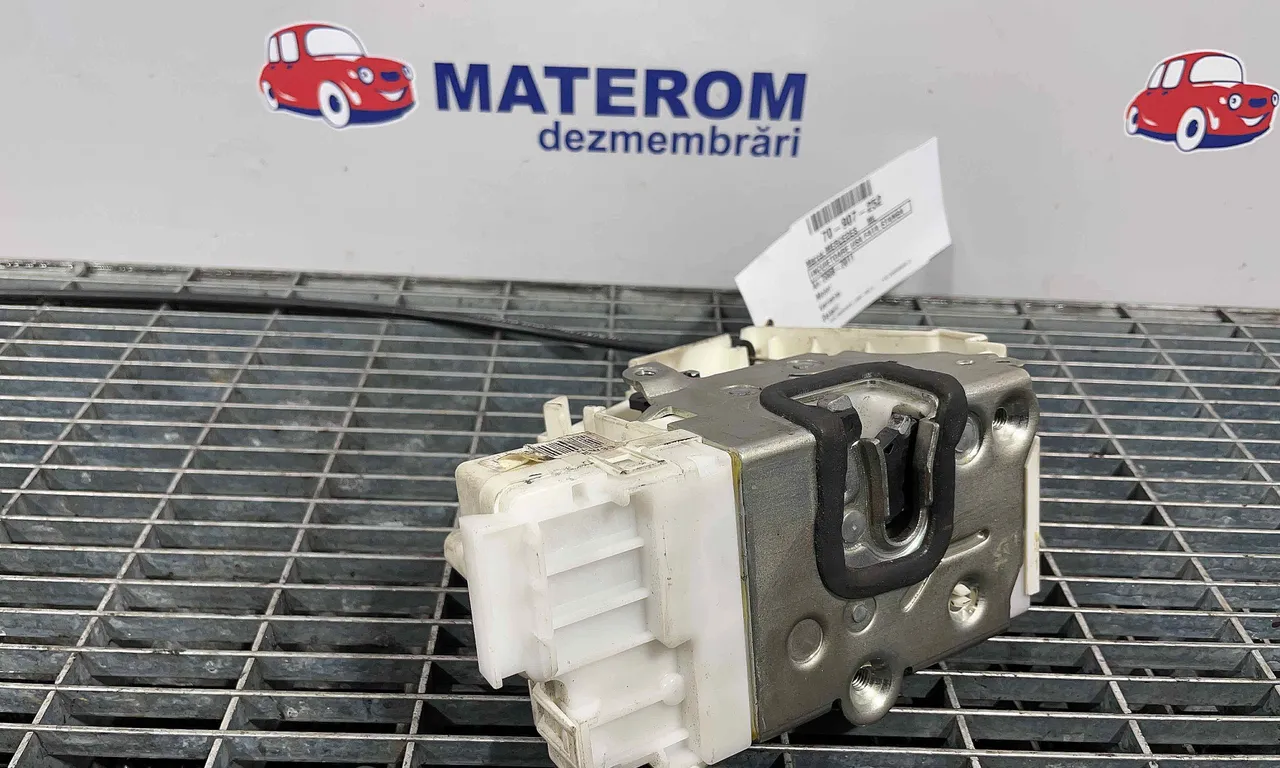 INCUIETOARE USA FATA STANGA MERCEDES M-CLASS 2005-2012