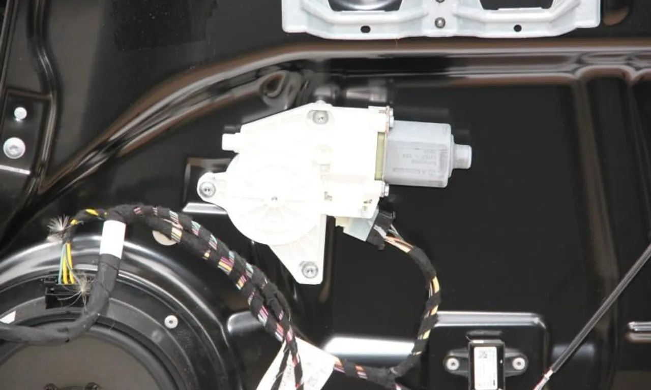 Motoras macara usa dreapta spate MERCEDES R-CLASS 2005-2017