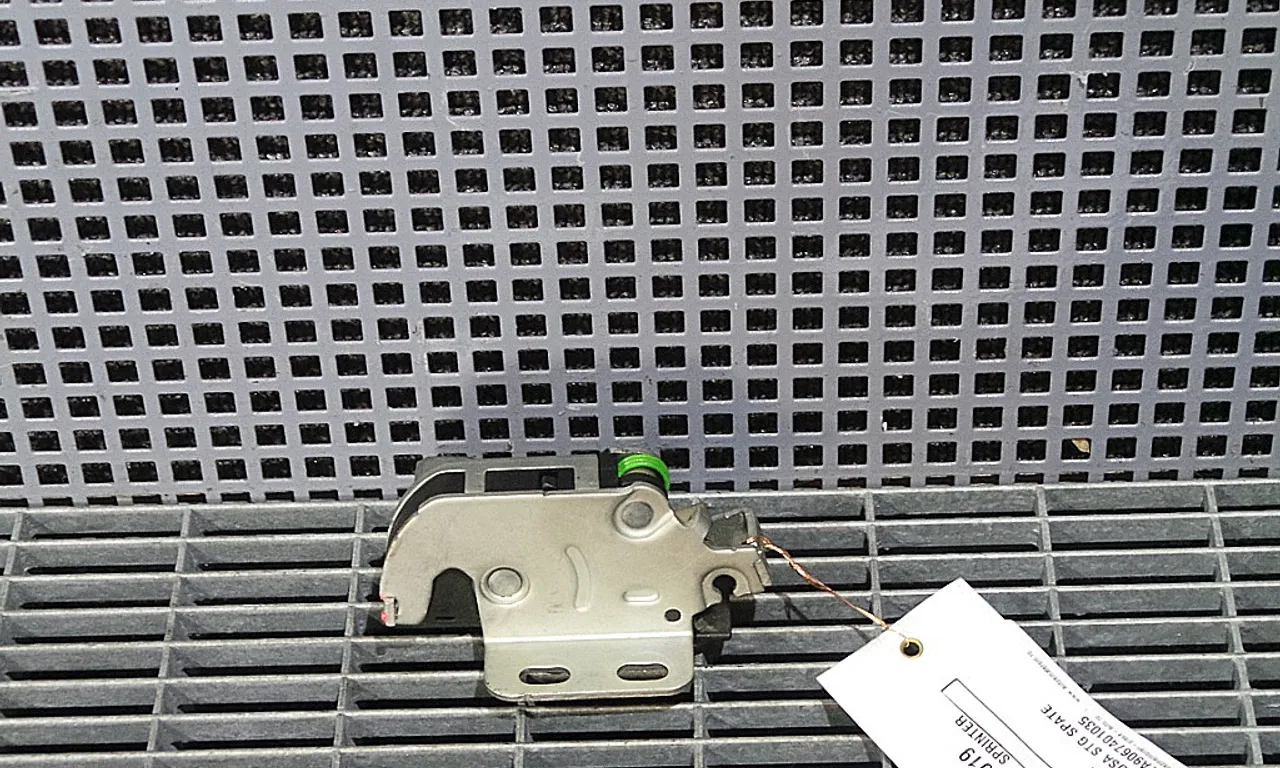 INCUIETOARE USA SPATE STANGA MERCEDES SPRINTER bus 2006-2020
