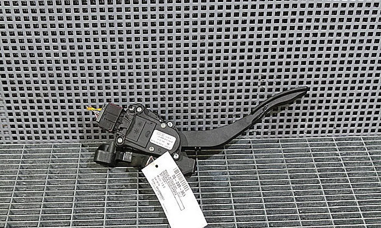 PEDALA ACCELERATIE MITSUBISHI COLT VI 2002-2012