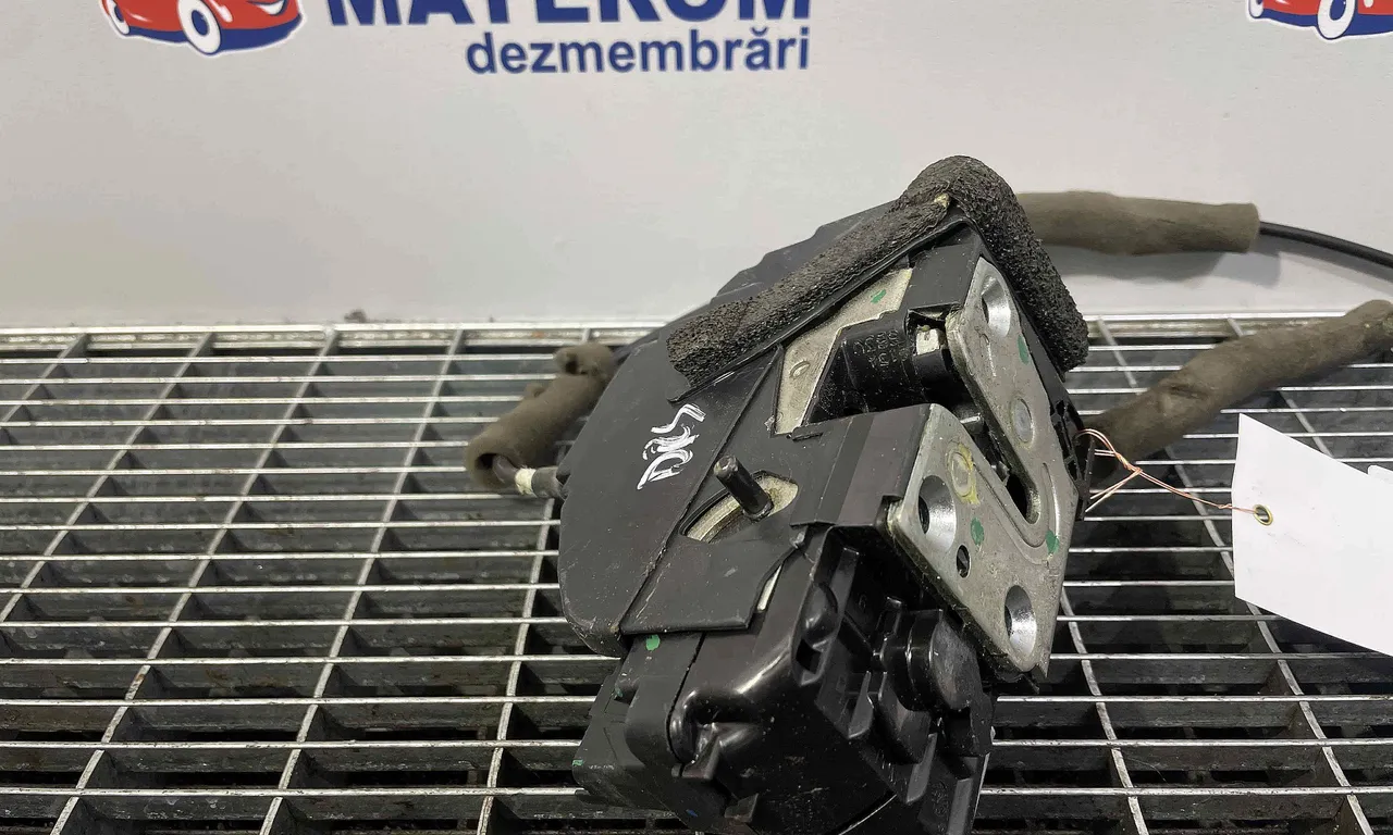INCUIETOARE USA SPATE DREAPTA NISSAN NAVARA 2014-2019