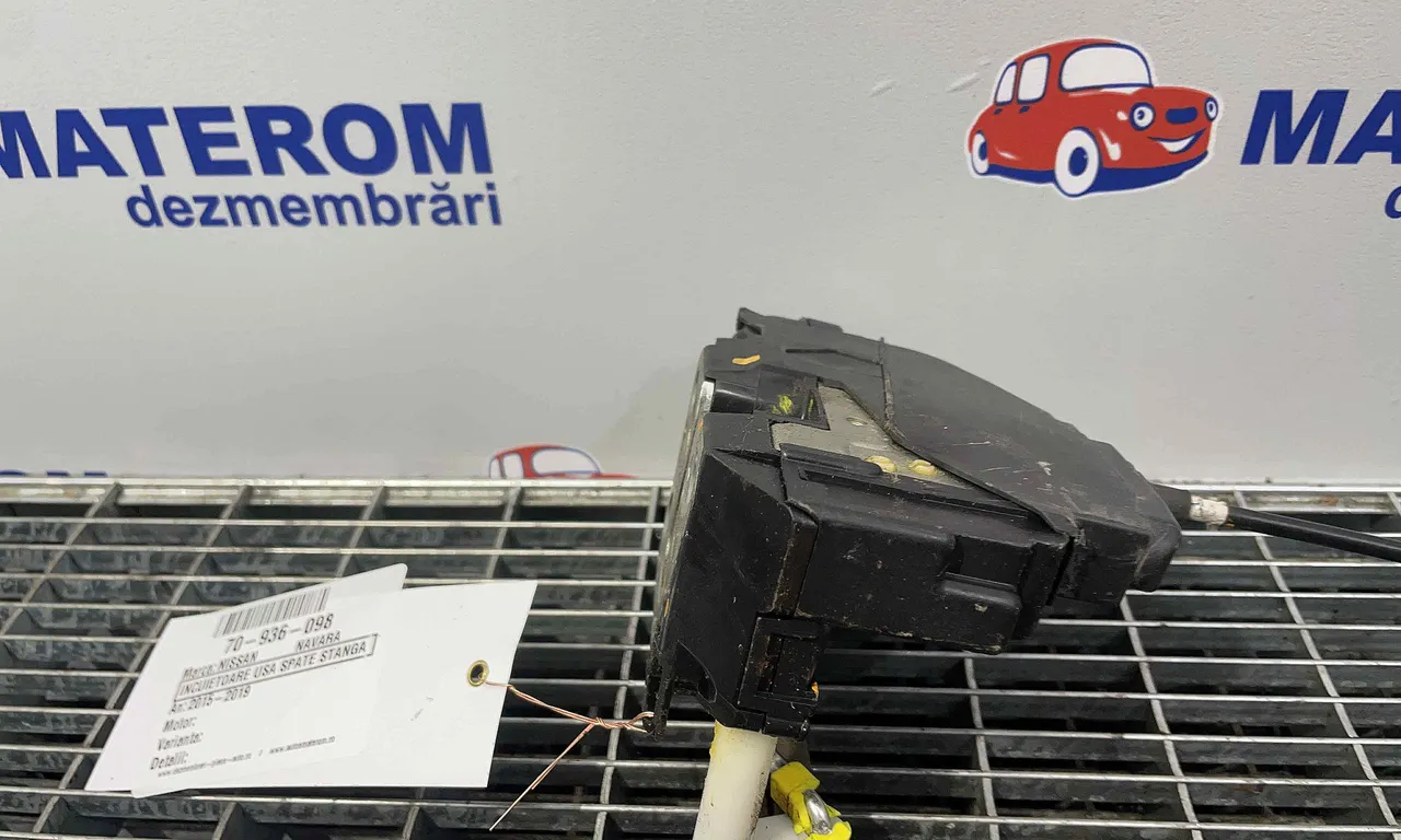INCUIETOARE USA SPATE STANGA NISSAN NAVARA 2014-2019