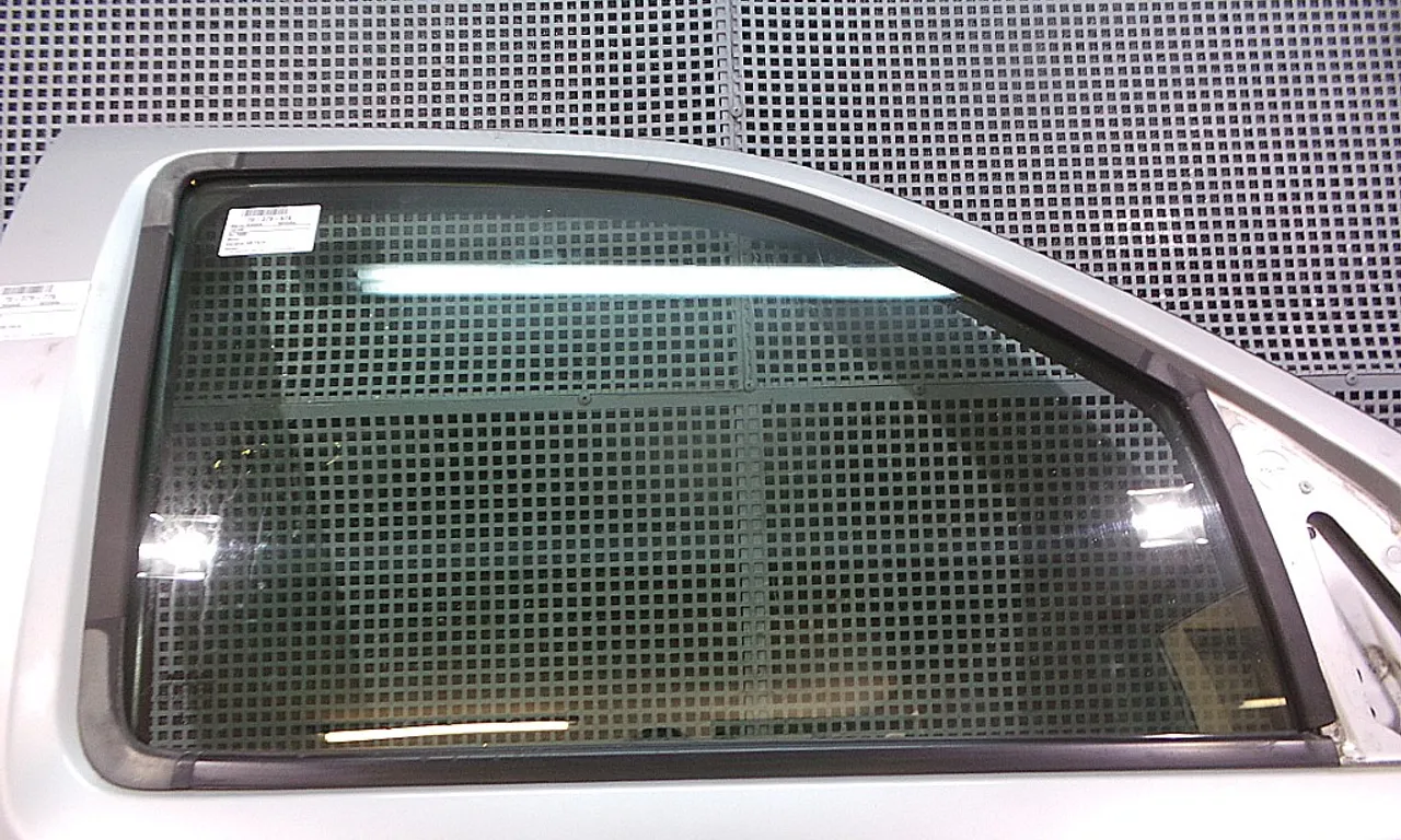 GEAM FATA DREAPTA NISSAN NAVARA 2004-2010