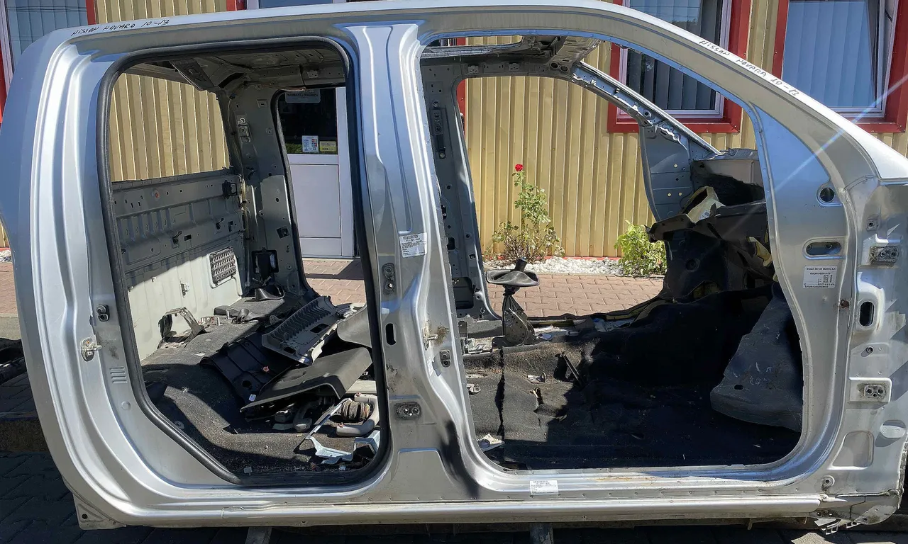 PRAG DREAPTA NISSAN NAVARA 2004-2013