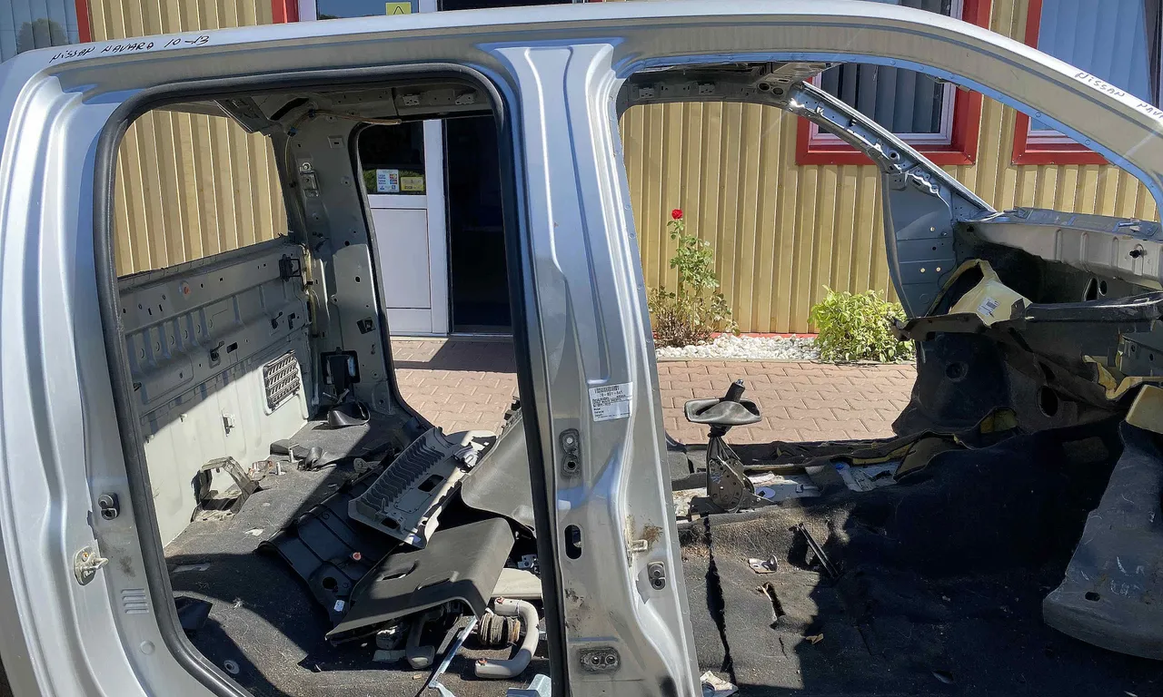 STALP MIJLOC DREAPTA NISSAN NAVARA 2004-2013