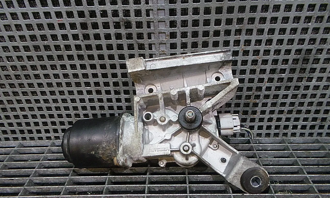 MOTORAS STERGATOR NISSAN NAVARA 2004-2010