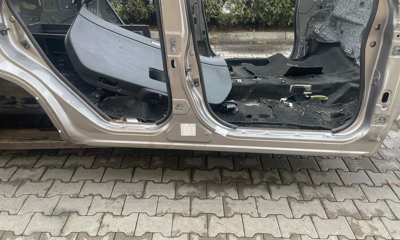 PRAG DREAPTA NISSAN X-TRAIL II 2007-2018