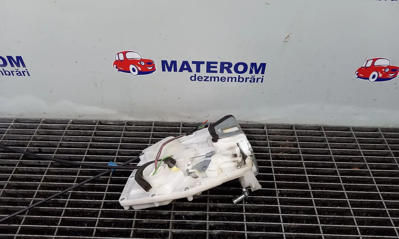 INCUIETOARE USA SPATE DREAPTA OPEL AGILA B 2008-2014