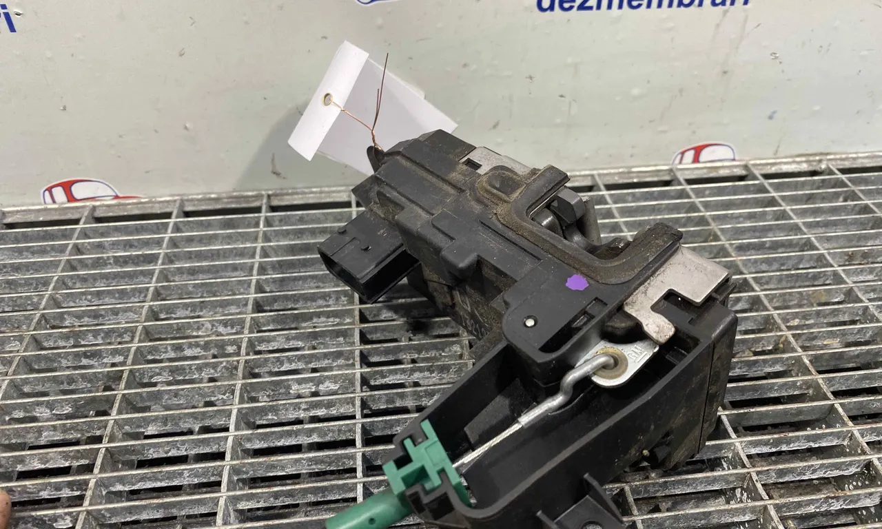 INCUIETOARE USA FATA DREAPTA OPEL ASTRA H 2004-2014
